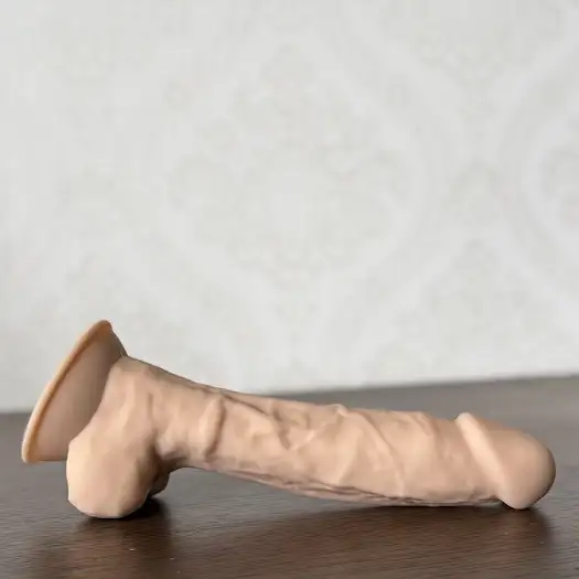 Silexd Premium Silicone Dildo testad produkt liggandes på en bänk