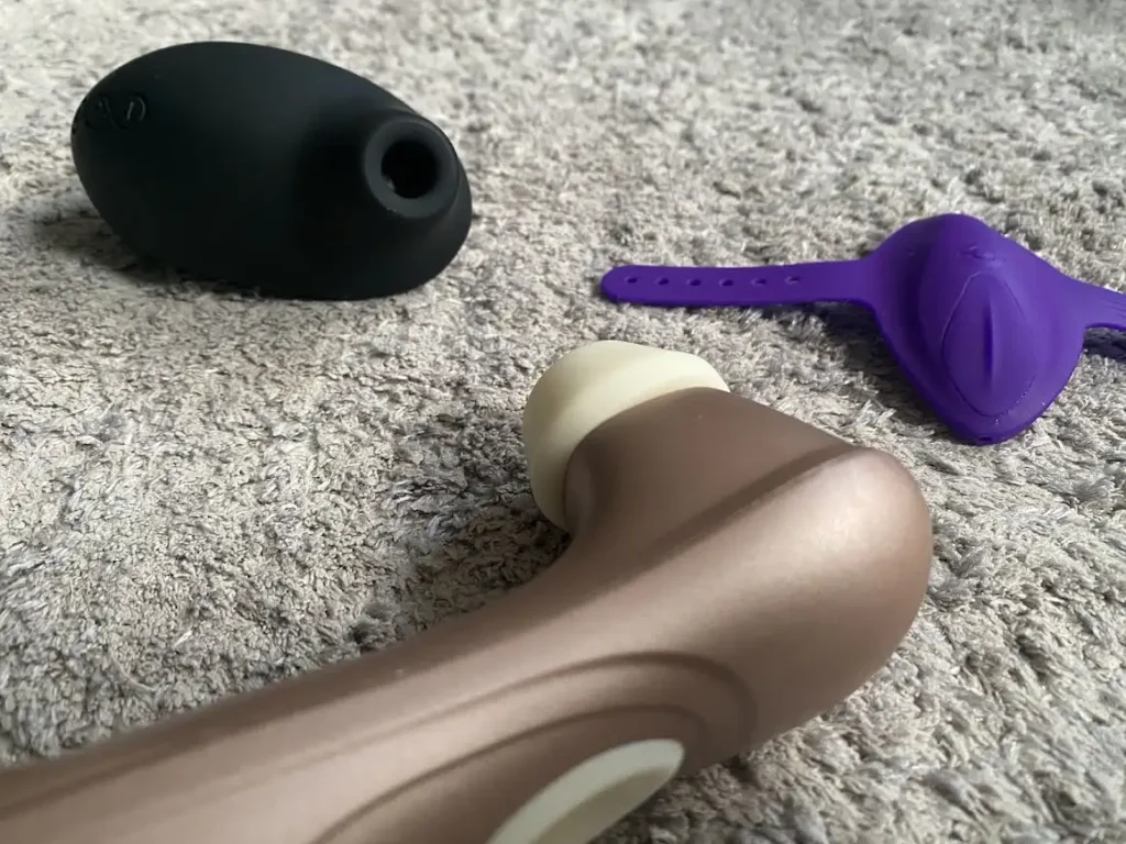 3 vibratorer på en grå matta