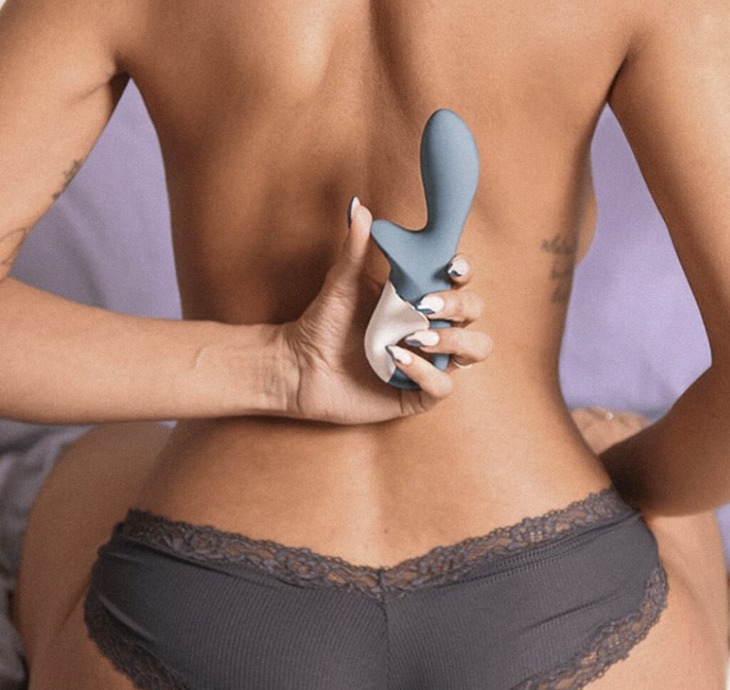 Satisfyer mot en rygg