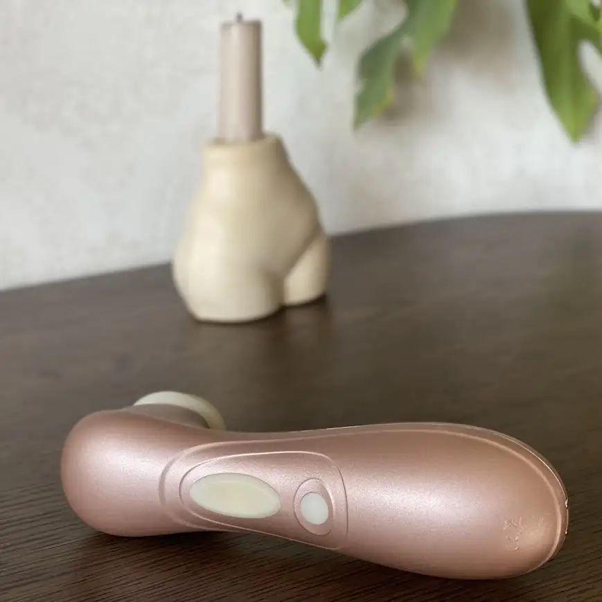 Vårt testexemplar av Satisfyer Pro 2 på en brun byrå