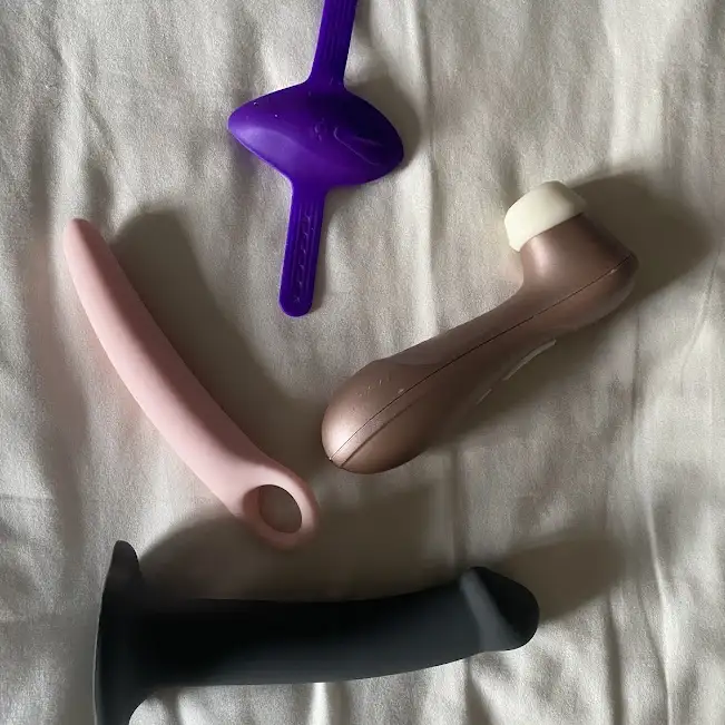 Två dildo och två vibrator på en säng