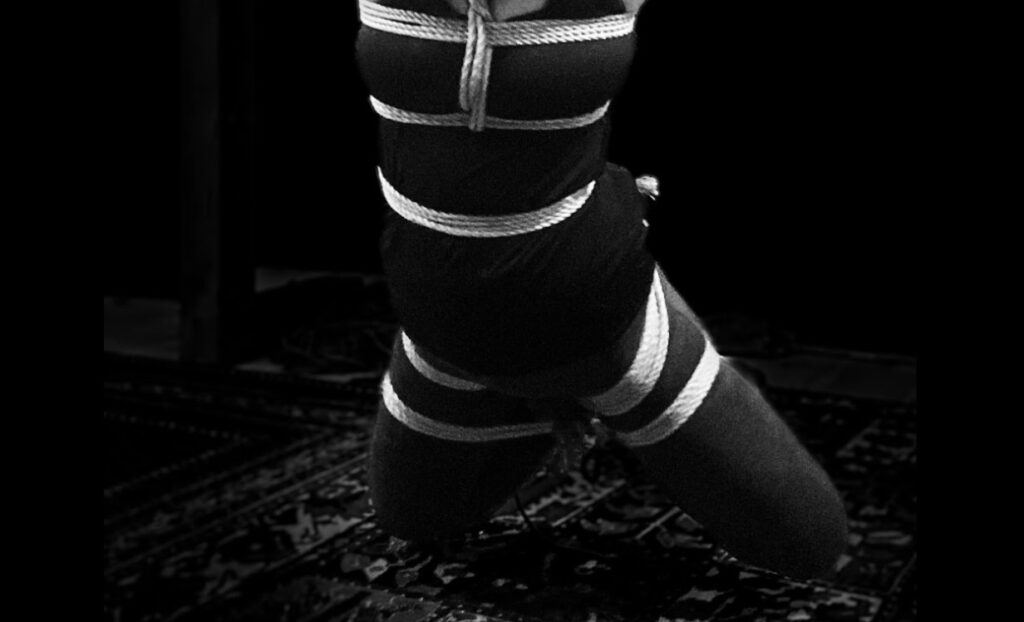 En full suspension inom shibari