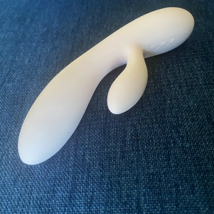 feelztoy lea rabbit vibrator mot en blå bakgrund