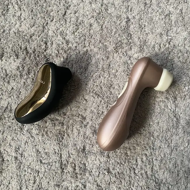 satisfyer pro 2 och lelo sona 2 sida vid sida på en grå matta