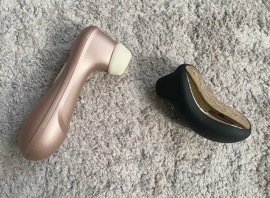 Satisfyer Pro 2 och Lelo Sona 2 på en grå matta