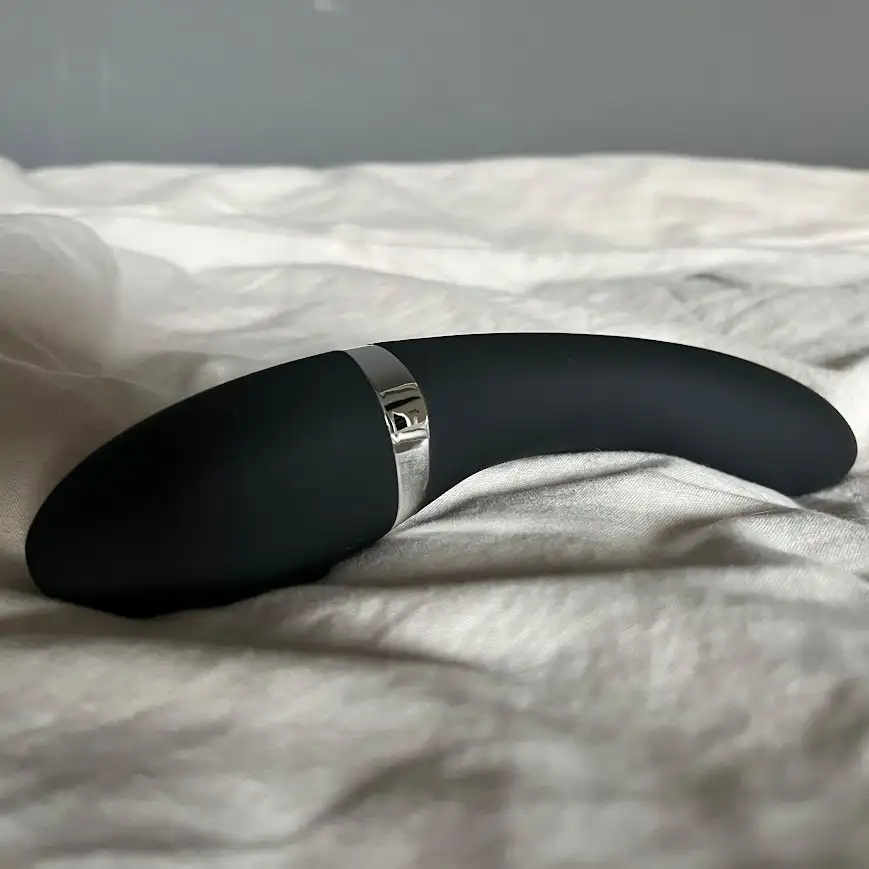 Recensionsexemplar av Sinful Slim Curve G-spot Vibrator på ett vitt täcke