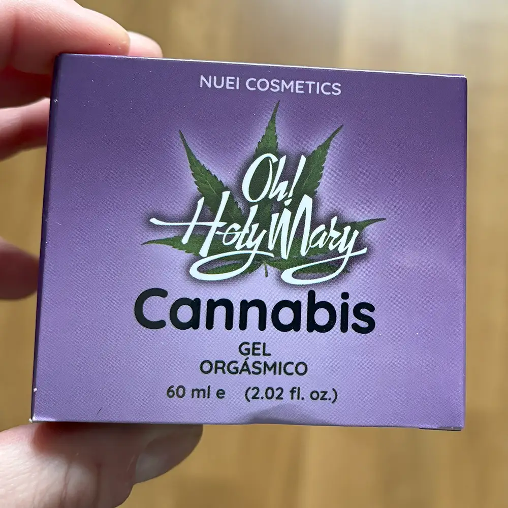 Hand som håller i förpackningen till Nuei Oh holy mary orgasm gel förpackning